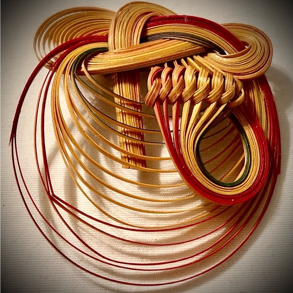 VINTAGE HAND-MADE WOVEN RAINBOW BAMBOO BROOCH & EARRINGS (CIRCA 1960)… - Picture 3 of 4